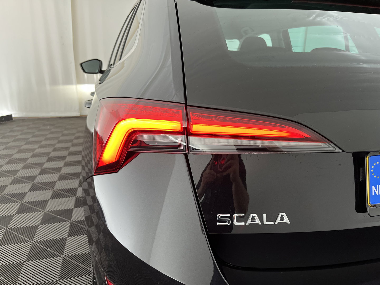 Škoda Scala 1.0 TSI Business Edition (INCL-BTW) Aut. *FULL-LED | DIGI-COCKPIT | HEATED-COMFORTSEATS | CARPLAY | LANE-ASSIST | NAVI-FULLMAP | ECC | PRIVACY-GLASS | PDC | AMUNDSEN-AUDIO | CRUISE | 18''ALU*