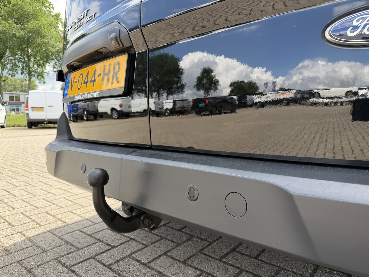 Ford Transit Connect 1.5 TDCI L2 automaat Trend HP / euro 6 / bpm vrij / vaste prijs rijklaar € 10.950 ex btw / lease vanaf € 185 / trekhaak / camera / navigatie / airco / cruise / ingerichte laadruimte