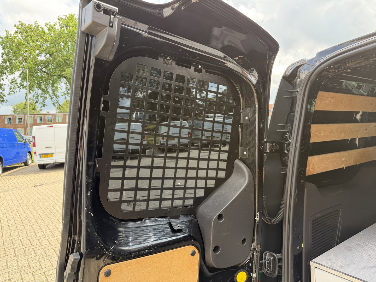 Ford Transit Connect 1.5 TDCI L2 automaat Trend HP / euro 6 / bpm vrij / vaste prijs rijklaar € 10.950 ex btw / lease vanaf € 185 / trekhaak / camera / navigatie / airco / cruise / ingerichte laadruimte