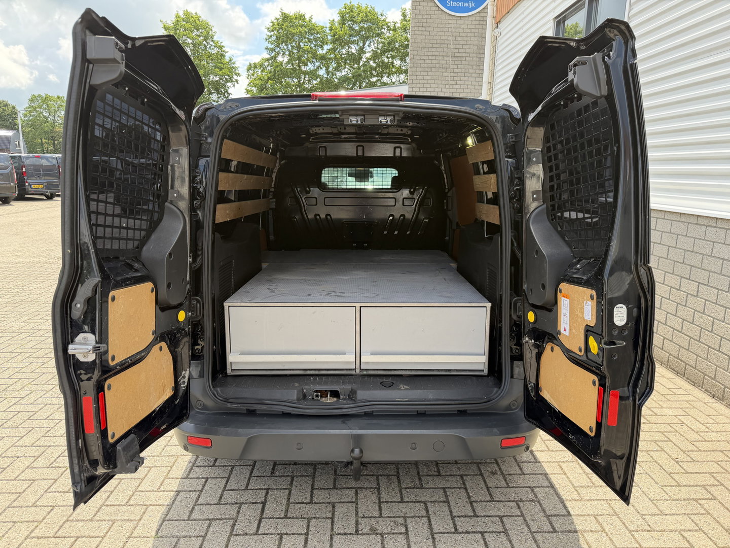 Ford Transit Connect 1.5 TDCI L2 automaat Trend HP / euro 6 / bpm vrij / vaste prijs rijklaar € 10.950 ex btw / lease vanaf € 185 / trekhaak / camera / navigatie / airco / cruise / ingerichte laadruimte