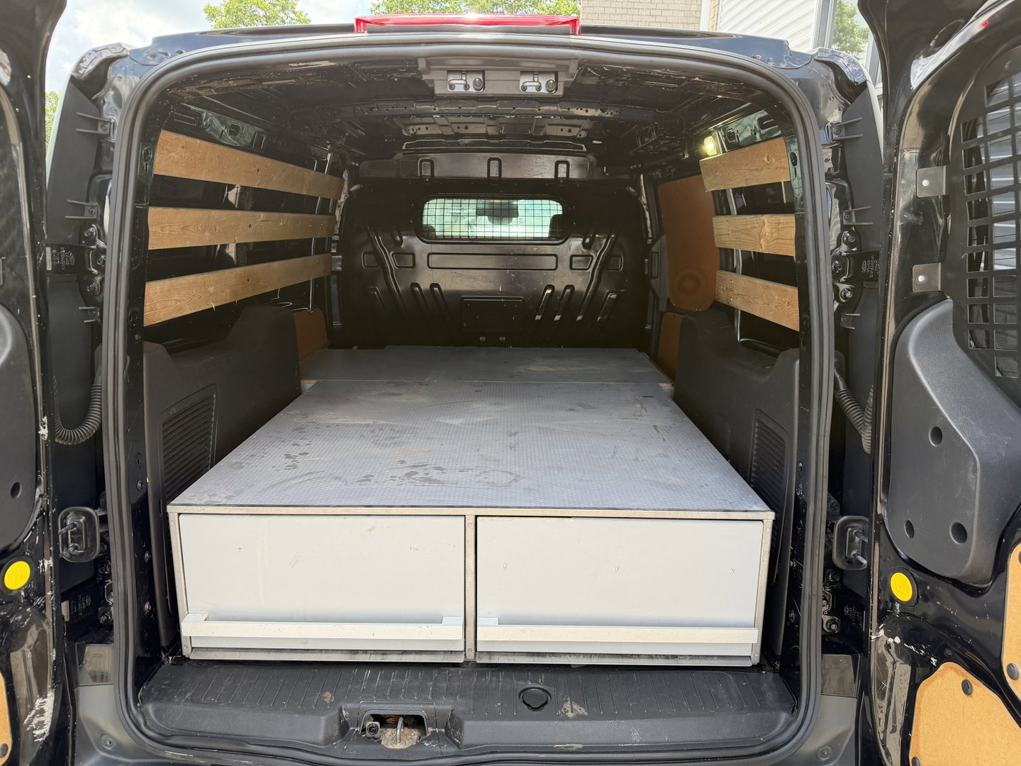 Ford Transit Connect 1.5 TDCI L2 automaat Trend HP / euro 6 / bpm vrij / vaste prijs rijklaar € 10.950 ex btw / lease vanaf € 185 / trekhaak / camera / navigatie / airco / cruise / ingerichte laadruimte