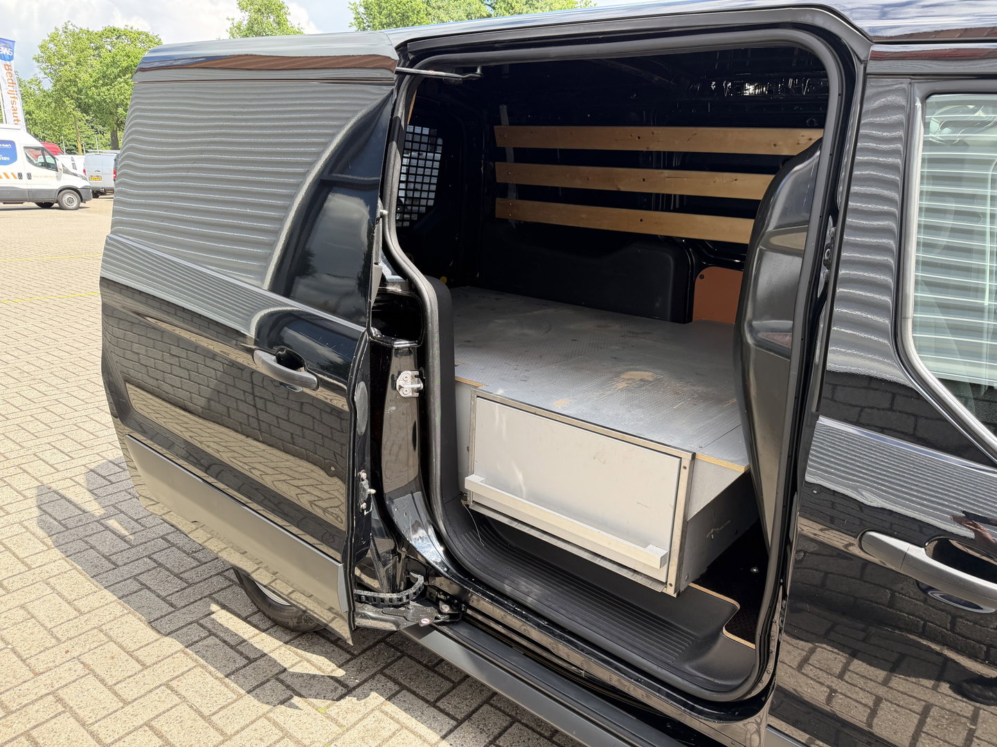 Ford Transit Connect 1.5 TDCI L2 automaat Trend HP / euro 6 / bpm vrij / vaste prijs rijklaar € 10.950 ex btw / lease vanaf € 185 / trekhaak / camera / navigatie / airco / cruise / ingerichte laadruimte