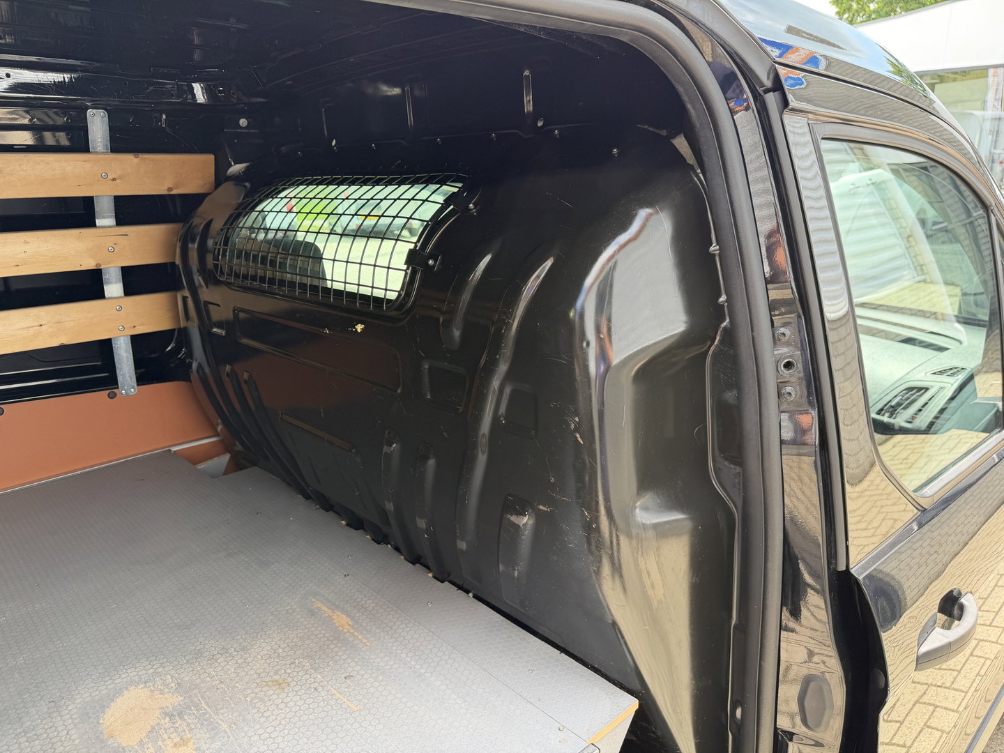 Ford Transit Connect 1.5 TDCI L2 automaat Trend HP / euro 6 / bpm vrij / vaste prijs rijklaar € 10.950 ex btw / lease vanaf € 185 / trekhaak / camera / navigatie / airco / cruise / ingerichte laadruimte
