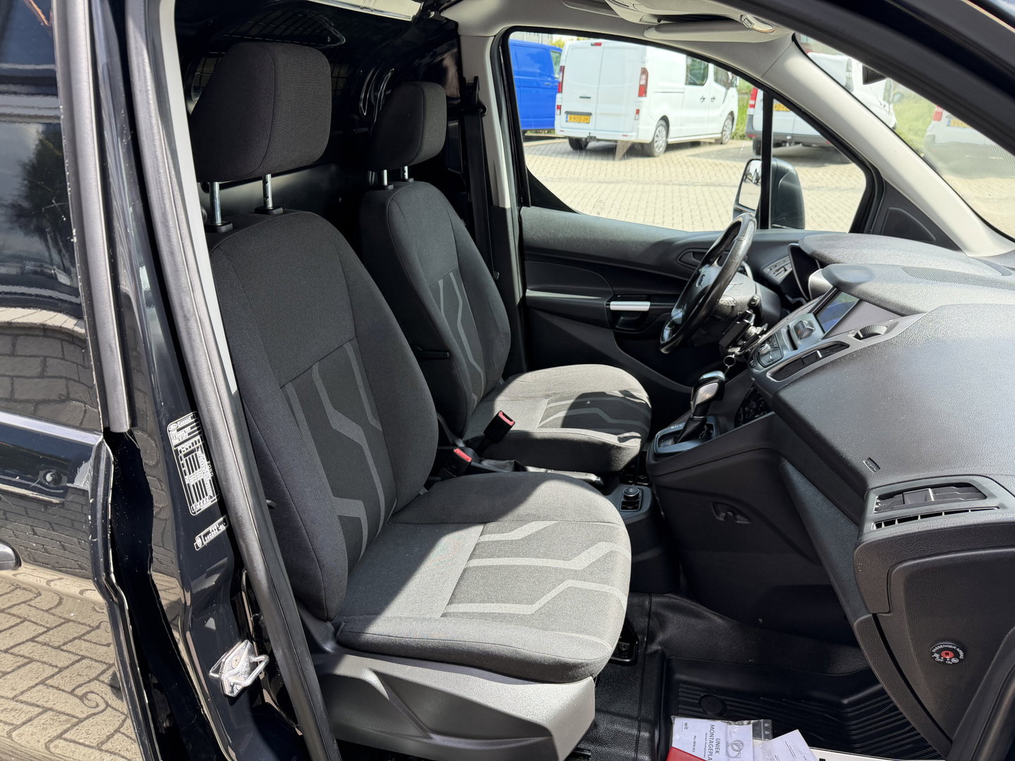 Ford Transit Connect 1.5 TDCI L2 automaat Trend HP / euro 6 / bpm vrij / vaste prijs rijklaar € 10.950 ex btw / lease vanaf € 185 / trekhaak / camera / navigatie / airco / cruise / ingerichte laadruimte