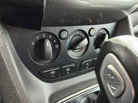 Ford Transit Connect 1.5 TDCI L2 automaat Trend HP / euro 6 / bpm vrij / vaste prijs rijklaar € 10.950 ex btw / lease vanaf € 185 / trekhaak / camera / navigatie / airco / cruise / ingerichte laadruimte