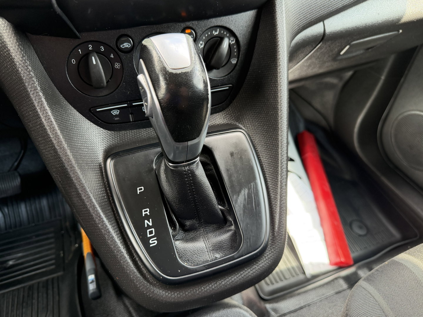Ford Transit Connect 1.5 TDCI L2 automaat Trend HP / euro 6 / bpm vrij / vaste prijs rijklaar € 10.950 ex btw / lease vanaf € 185 / trekhaak / camera / navigatie / airco / cruise / ingerichte laadruimte