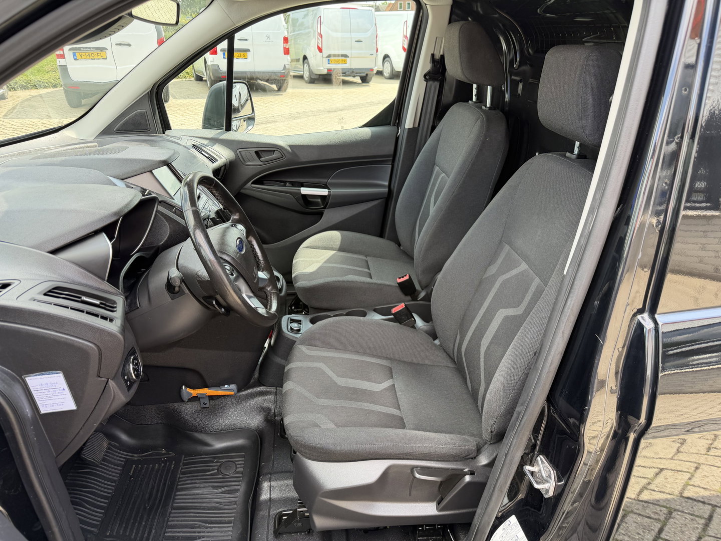 Ford Transit Connect 1.5 TDCI L2 automaat Trend HP / euro 6 / bpm vrij / vaste prijs rijklaar € 10.950 ex btw / lease vanaf € 185 / trekhaak / camera / navigatie / airco / cruise / ingerichte laadruimte