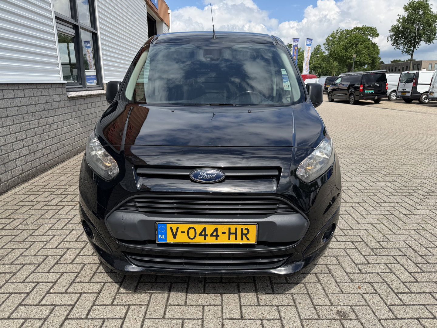Ford Transit Connect 1.5 TDCI L2 automaat Trend HP / euro 6 / bpm vrij / vaste prijs rijklaar € 10.950 ex btw / lease vanaf € 185 / trekhaak / camera / navigatie / airco / cruise / ingerichte laadruimte