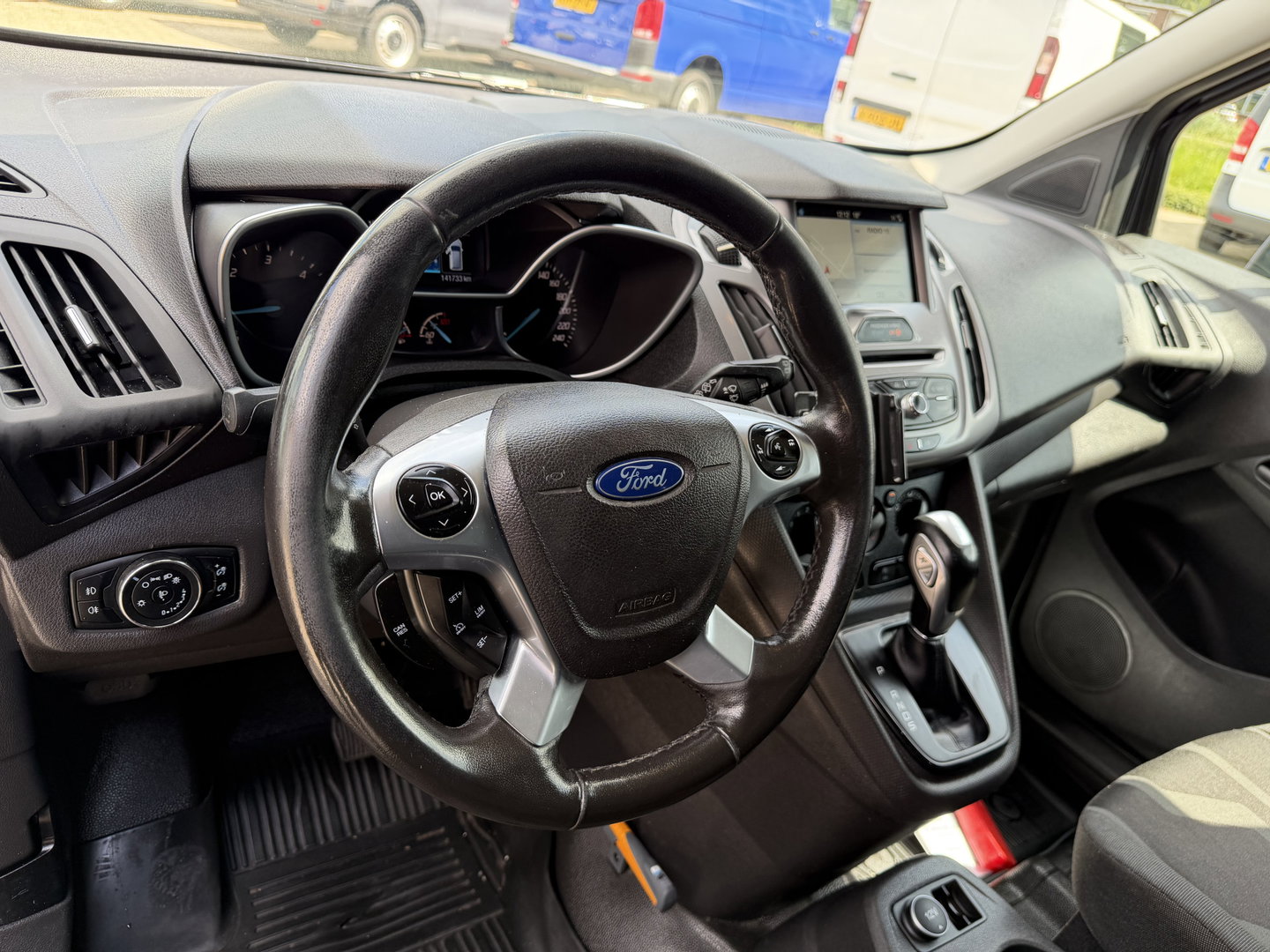 Ford Transit Connect 1.5 TDCI L2 automaat Trend HP / euro 6 / bpm vrij / vaste prijs rijklaar € 10.950 ex btw / lease vanaf € 185 / trekhaak / camera / navigatie / airco / cruise / ingerichte laadruimte