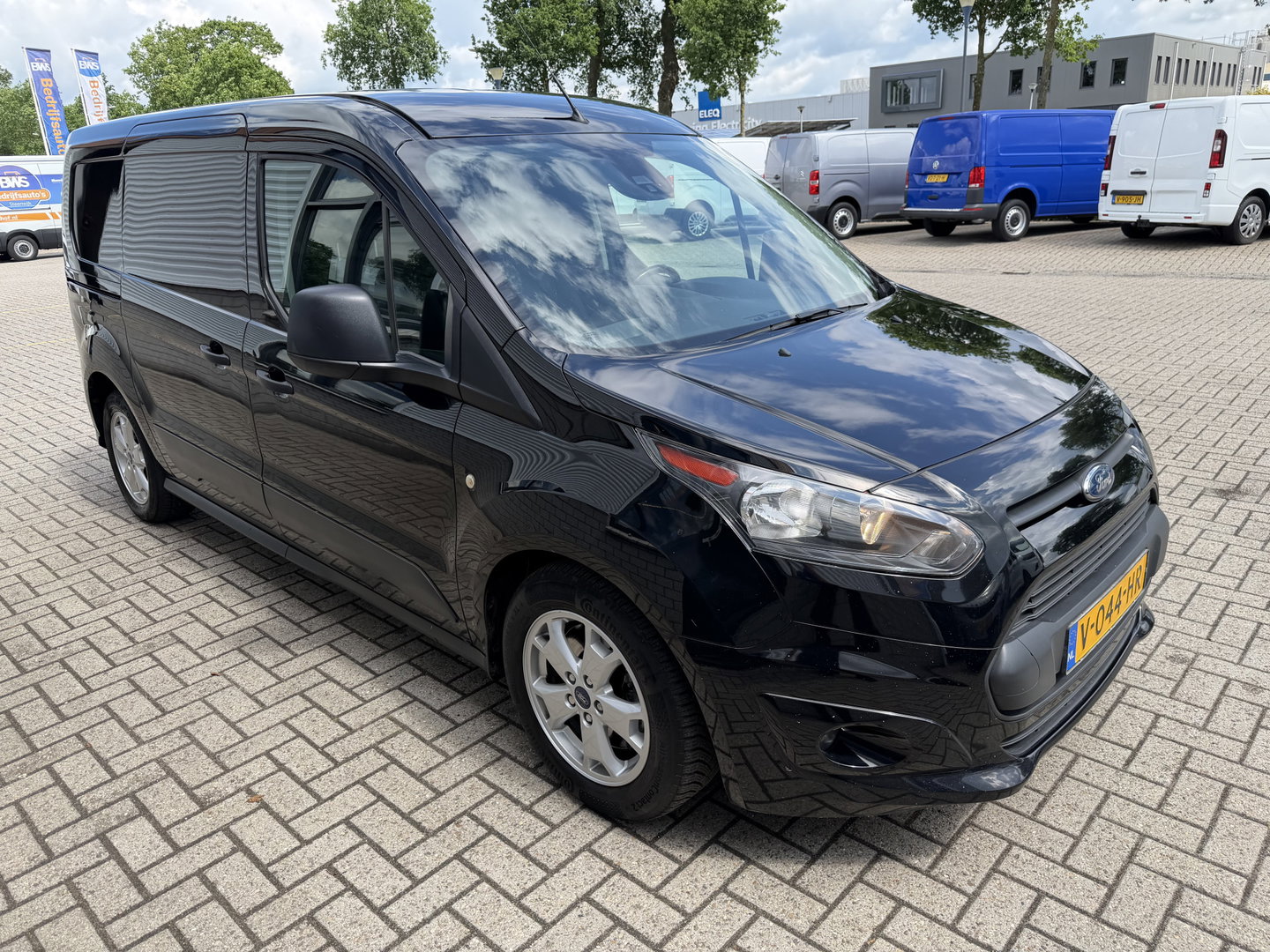 Ford Transit Connect 1.5 TDCI L2 automaat Trend HP / euro 6 / bpm vrij / vaste prijs rijklaar € 10.950 ex btw / lease vanaf € 185 / trekhaak / camera / navigatie / airco / cruise / ingerichte laadruimte
