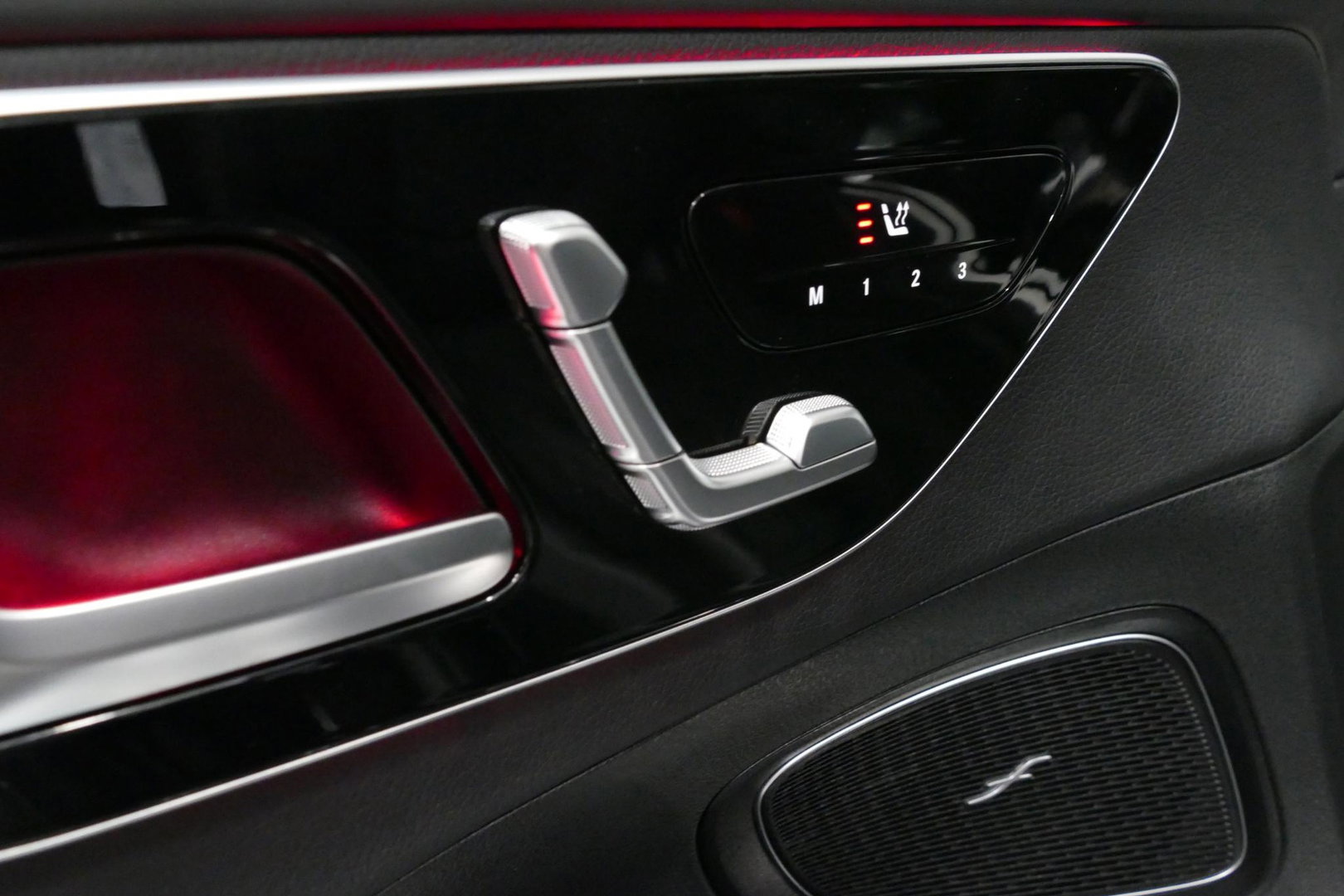 Mercedes-Benz C-Klasse 300 e AMG Line / C63s AMG Diffuser / Brabus look Grille / Panoramadak / Elektr. verstelbare voorstoelen + memory / Digital Light (Laser) / Ambienteverlichting / Stoelverwarming / Apple Carplay - Android Auto / Achteruitrijcamera / Dodehoek detectie / 20''