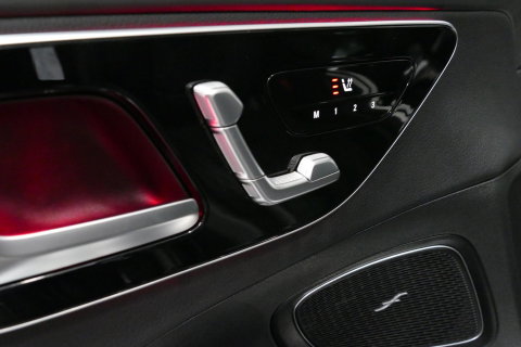 Mercedes-Benz C-Klasse 300 e AMG Line / C63s AMG Diffuser / Brabus look Grille / Panoramadak / Elektr. verstelbare voorstoelen + memory / Digital Light (Laser) / Ambienteverlichting / Stoelverwarming / Apple Carplay - Android Auto / Achteruitrijcamera / Dodehoek detectie / 20''
