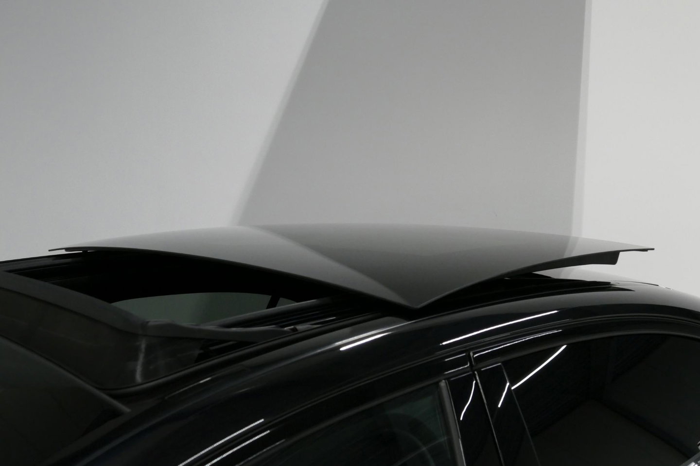 Mercedes-Benz C-Klasse 300 e AMG Line / C63s AMG Diffuser / Brabus look Grille / Panoramadak / Elektr. verstelbare voorstoelen + memory / Digital Light (Laser) / Ambienteverlichting / Stoelverwarming / Apple Carplay - Android Auto / Achteruitrijcamera / Dodehoek detectie / 20''
