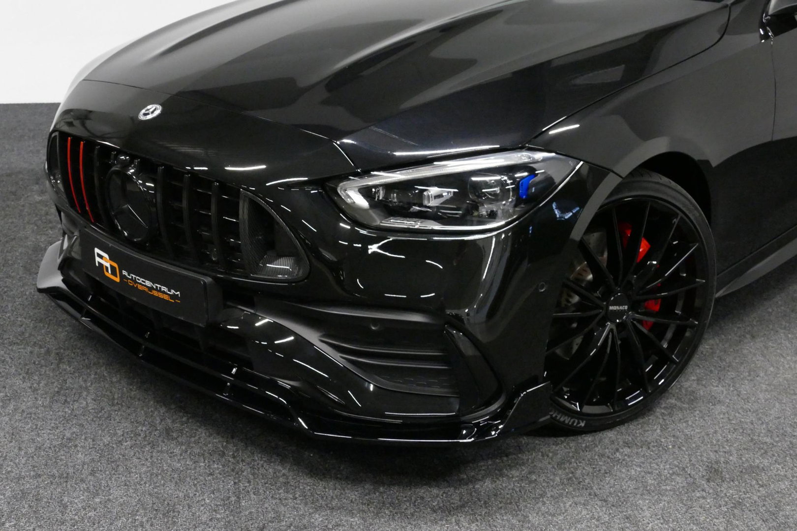 Mercedes-Benz C-Klasse 300 e AMG Line / C63s AMG Diffuser / Brabus look Grille / Panoramadak / Elektr. verstelbare voorstoelen + memory / Digital Light (Laser) / Ambienteverlichting / Stoelverwarming / Apple Carplay - Android Auto / Achteruitrijcamera / Dodehoek detectie / 20''