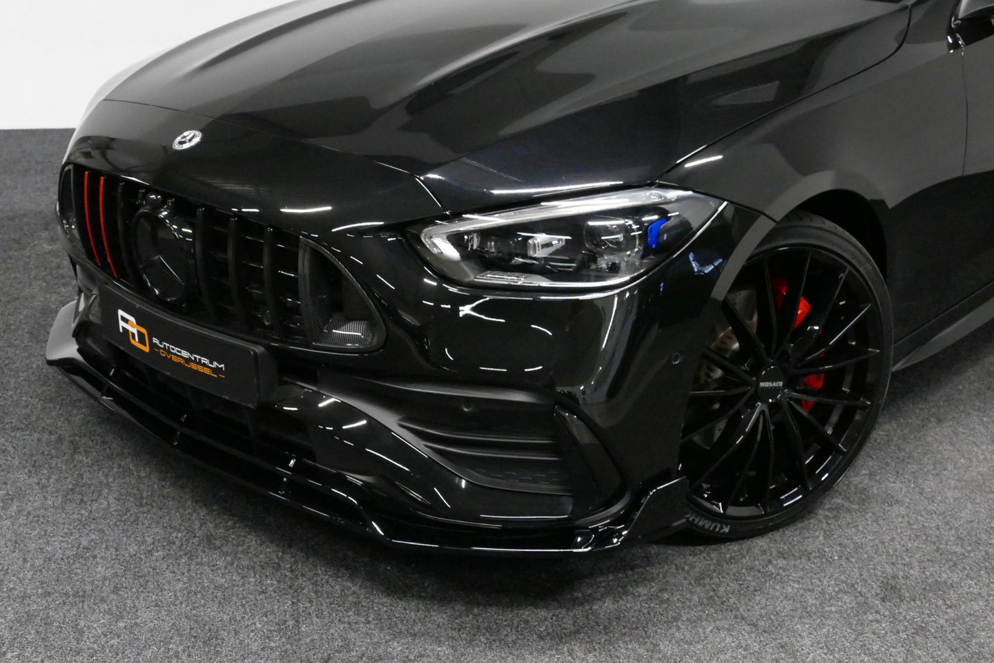 Mercedes-Benz C-Klasse 300 e AMG Line / C63s AMG Diffuser / Brabus look Grille / Panoramadak / Elektr. verstelbare voorstoelen + memory / Digital Light (Laser) / Ambienteverlichting / Stoelverwarming / Apple Carplay - Android Auto / Achteruitrijcamera / Dodehoek detectie / 20''
