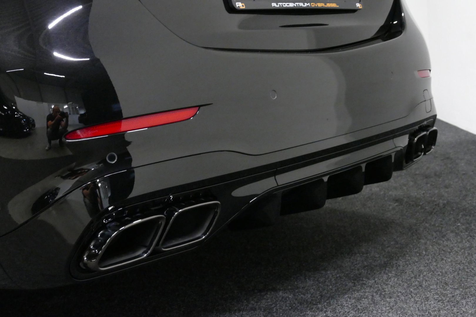Mercedes-Benz C-Klasse 300 e AMG Line / C63s AMG Diffuser / Brabus look Grille / Panoramadak / Elektr. verstelbare voorstoelen + memory / Digital Light (Laser) / Ambienteverlichting / Stoelverwarming / Apple Carplay - Android Auto / Achteruitrijcamera / Dodehoek detectie / 20''