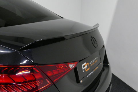 Mercedes-Benz C-Klasse 300 e AMG Line / C63s AMG Diffuser / Brabus look Grille / Panoramadak / Elektr. verstelbare voorstoelen + memory / Digital Light (Laser) / Ambienteverlichting / Stoelverwarming / Apple Carplay - Android Auto / Achteruitrijcamera / Dodehoek detectie / 20''