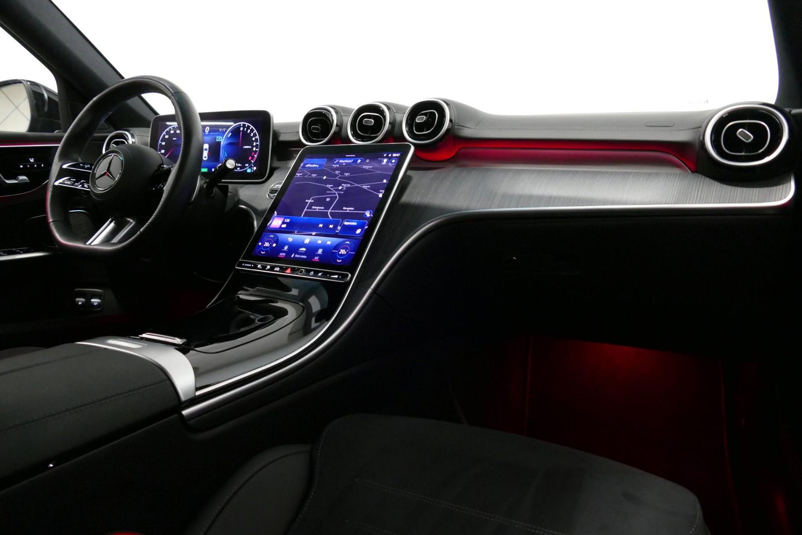 Mercedes-Benz C-Klasse 300 e AMG Line / C63s AMG Diffuser / Brabus look Grille / Panoramadak / Elektr. verstelbare voorstoelen + memory / Digital Light (Laser) / Ambienteverlichting / Stoelverwarming / Apple Carplay - Android Auto / Achteruitrijcamera / Dodehoek detectie / 20''