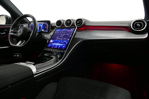 Mercedes-Benz C-Klasse 300 e AMG Line / C63s AMG Diffuser / Brabus look Grille / Panoramadak / Elektr. verstelbare voorstoelen + memory / Digital Light (Laser) / Ambienteverlichting / Stoelverwarming / Apple Carplay - Android Auto / Achteruitrijcamera / Dodehoek detectie / 20''