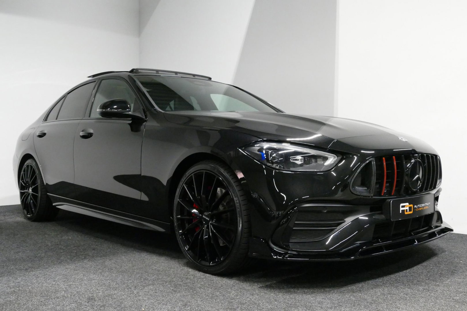 Mercedes-Benz C-Klasse 300 e AMG Line / C63s AMG Diffuser / Brabus look Grille / Panoramadak / Elektr. verstelbare voorstoelen + memory / Digital Light (Laser) / Ambienteverlichting / Stoelverwarming / Apple Carplay - Android Auto / Achteruitrijcamera / Dodehoek detectie / 20''