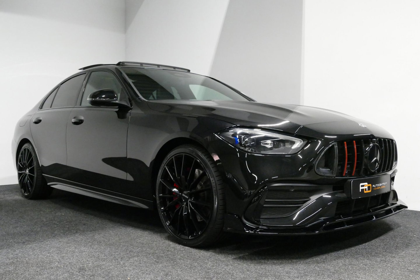 Mercedes-Benz C-Klasse 300 e AMG Line / C63s AMG Diffuser / Brabus look Grille / Panoramadak / Elektr. verstelbare voorstoelen + memory / Digital Light (Laser) / Ambienteverlichting / Stoelverwarming / Apple Carplay - Android Auto / Achteruitrijcamera / Dodehoek detectie / 20''