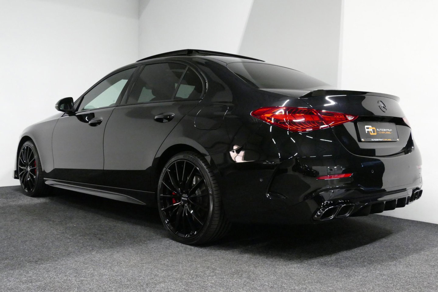 Mercedes-Benz C-Klasse 300 e AMG Line / C63s AMG Diffuser / Brabus look Grille / Panoramadak / Elektr. verstelbare voorstoelen + memory / Digital Light (Laser) / Ambienteverlichting / Stoelverwarming / Apple Carplay - Android Auto / Achteruitrijcamera / Dodehoek detectie / 20''