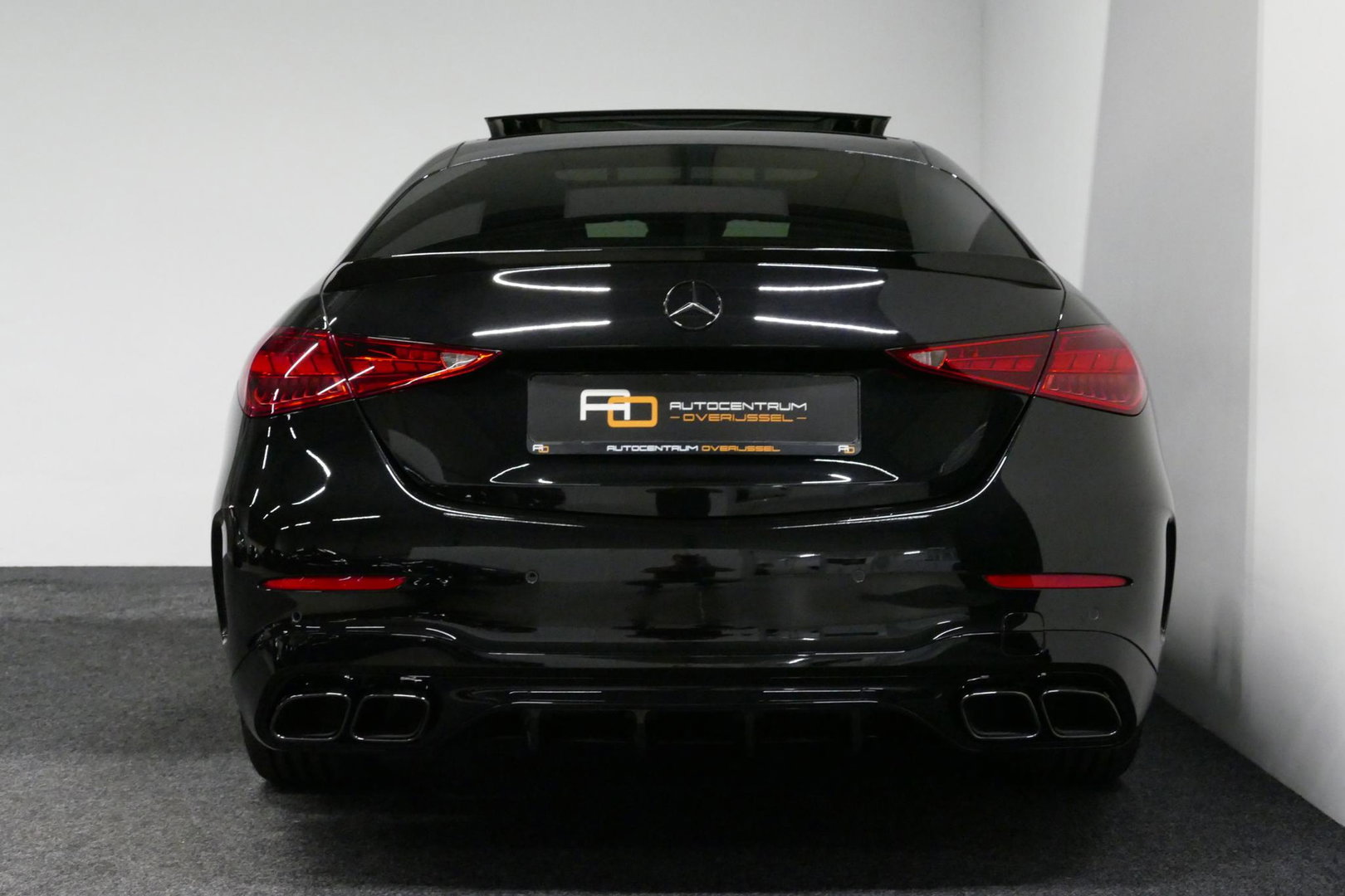 Mercedes-Benz C-Klasse 300 e AMG Line / C63s AMG Diffuser / Brabus look Grille / Panoramadak / Elektr. verstelbare voorstoelen + memory / Digital Light (Laser) / Ambienteverlichting / Stoelverwarming / Apple Carplay - Android Auto / Achteruitrijcamera / Dodehoek detectie / 20''