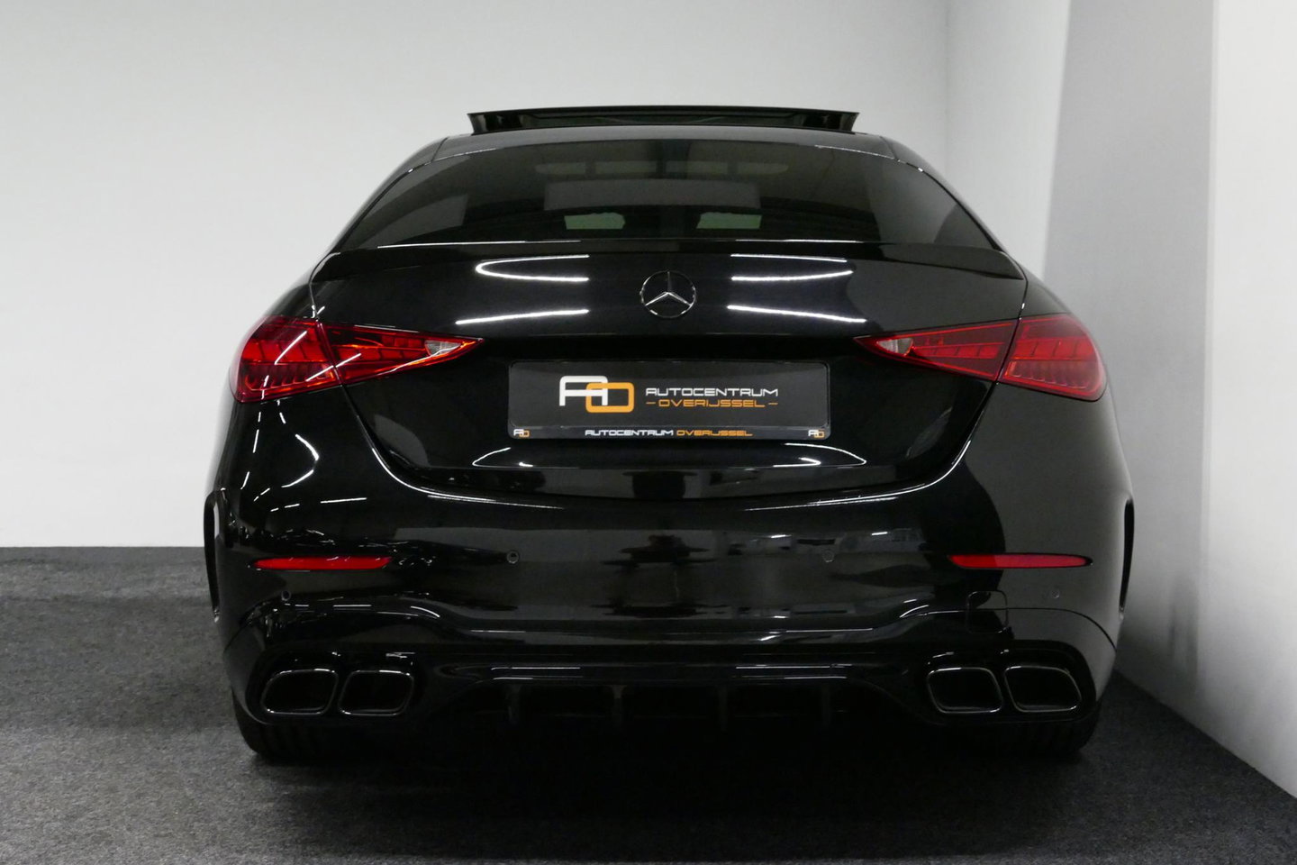 Mercedes-Benz C-Klasse 300 e AMG Line / C63s AMG Diffuser / Brabus look Grille / Panoramadak / Elektr. verstelbare voorstoelen + memory / Digital Light (Laser) / Ambienteverlichting / Stoelverwarming / Apple Carplay - Android Auto / Achteruitrijcamera / Dodehoek detectie / 20''
