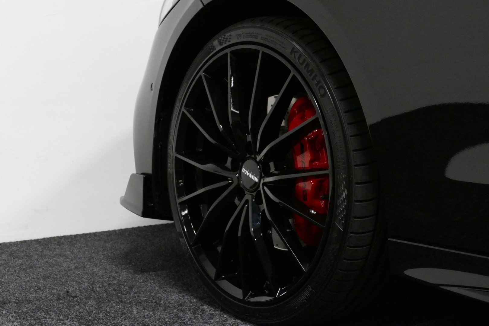 Mercedes-Benz C-Klasse 300 e AMG Line / C63s AMG Diffuser / Brabus look Grille / Panoramadak / Elektr. verstelbare voorstoelen + memory / Digital Light (Laser) / Ambienteverlichting / Stoelverwarming / Apple Carplay - Android Auto / Achteruitrijcamera / Dodehoek detectie / 20''