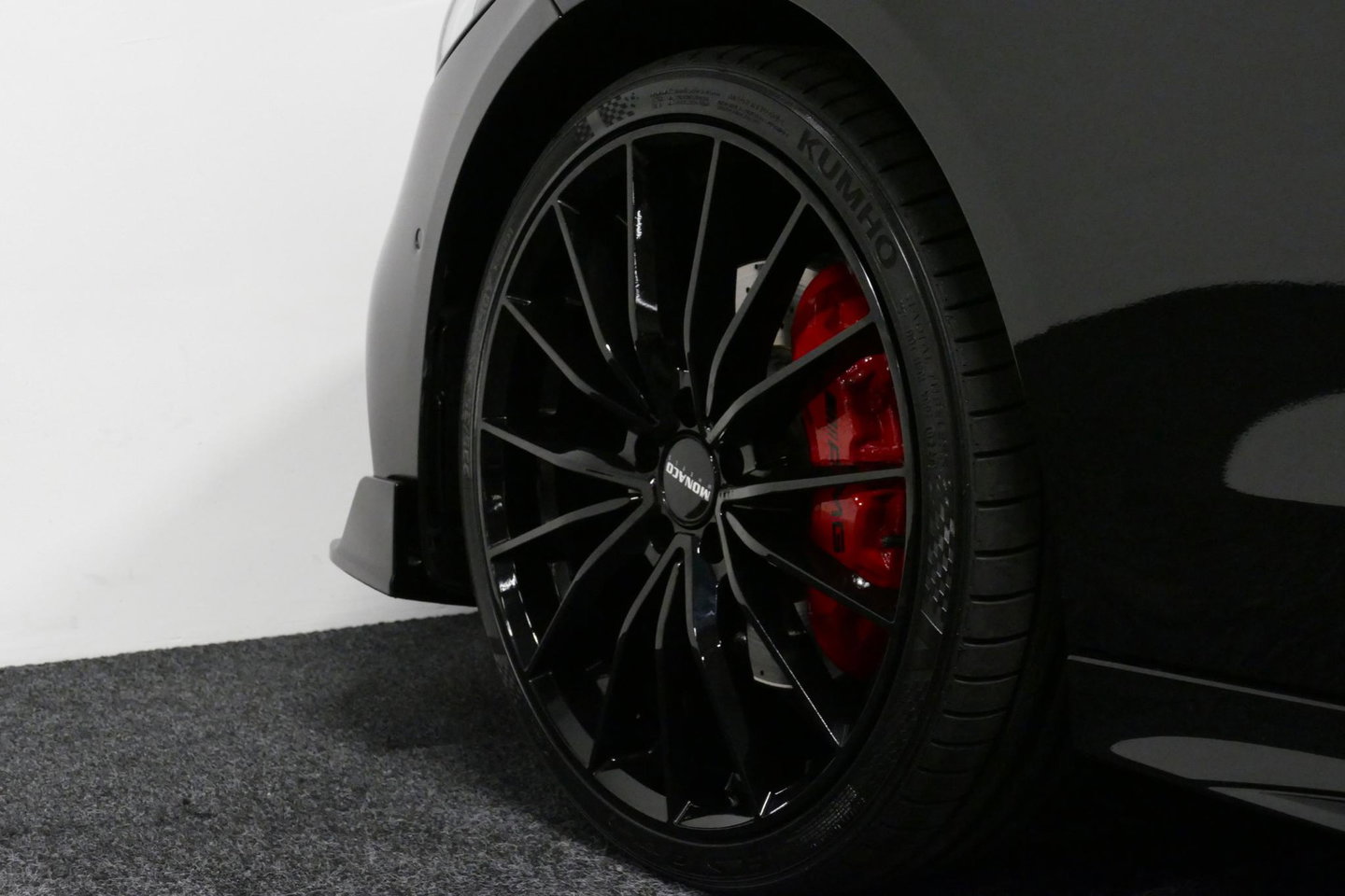 Mercedes-Benz C-Klasse 300 e AMG Line / C63s AMG Diffuser / Brabus look Grille / Panoramadak / Elektr. verstelbare voorstoelen + memory / Digital Light (Laser) / Ambienteverlichting / Stoelverwarming / Apple Carplay - Android Auto / Achteruitrijcamera / Dodehoek detectie / 20''
