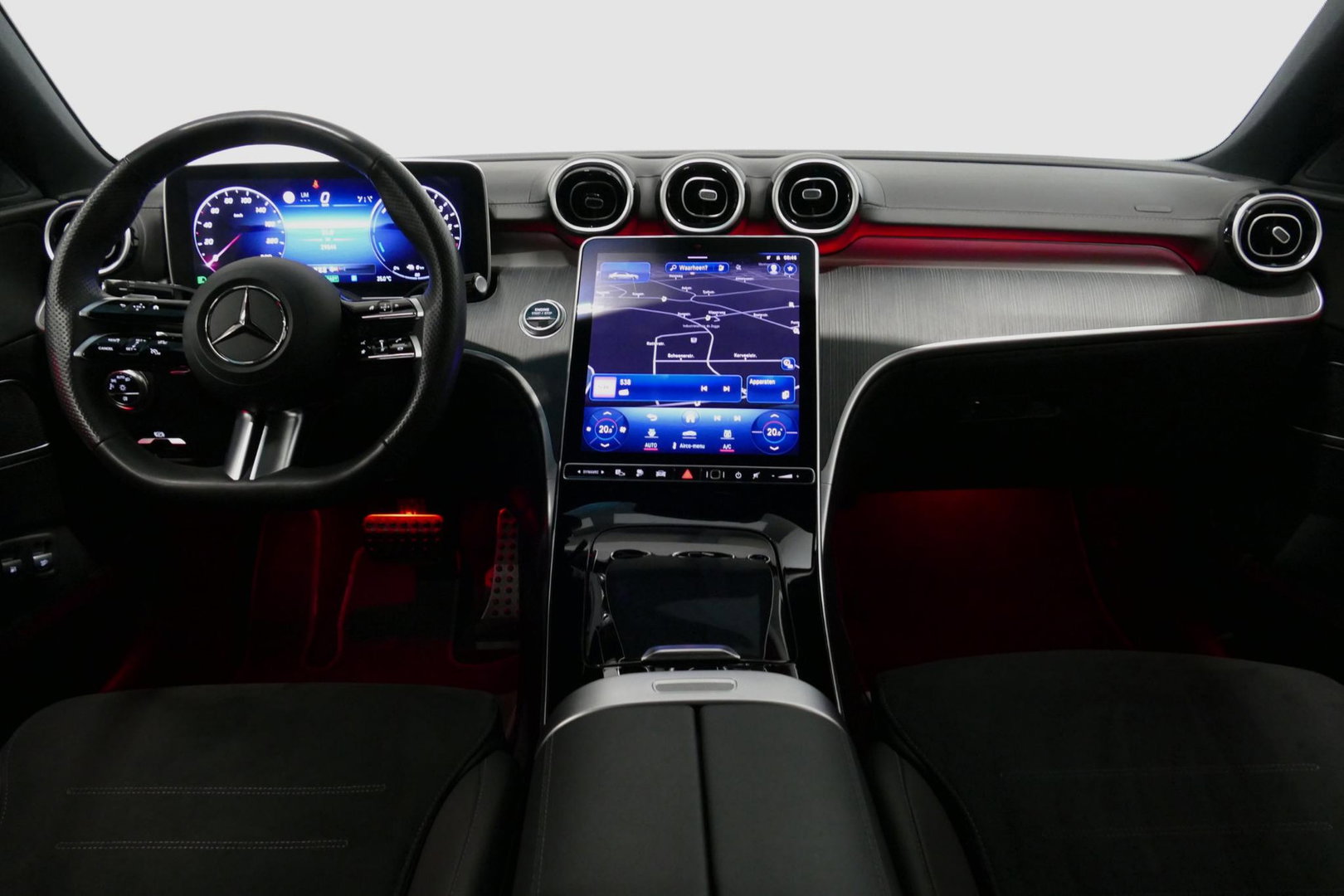 Mercedes-Benz C-Klasse 300 e AMG Line / C63s AMG Diffuser / Brabus look Grille / Panoramadak / Elektr. verstelbare voorstoelen + memory / Digital Light (Laser) / Ambienteverlichting / Stoelverwarming / Apple Carplay - Android Auto / Achteruitrijcamera / Dodehoek detectie / 20''