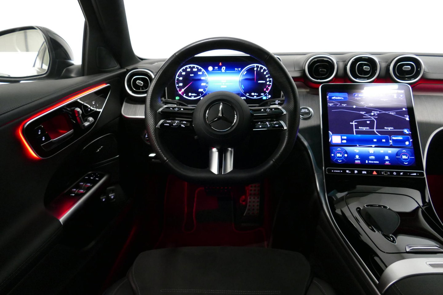 Mercedes-Benz C-Klasse 300 e AMG Line / C63s AMG Diffuser / Brabus look Grille / Panoramadak / Elektr. verstelbare voorstoelen + memory / Digital Light (Laser) / Ambienteverlichting / Stoelverwarming / Apple Carplay - Android Auto / Achteruitrijcamera / Dodehoek detectie / 20''