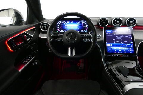 Mercedes-Benz C-Klasse 300 e AMG Line / C63s AMG Diffuser / Brabus look Grille / Panoramadak / Elektr. verstelbare voorstoelen + memory / Digital Light (Laser) / Ambienteverlichting / Stoelverwarming / Apple Carplay - Android Auto / Achteruitrijcamera / Dodehoek detectie / 20''