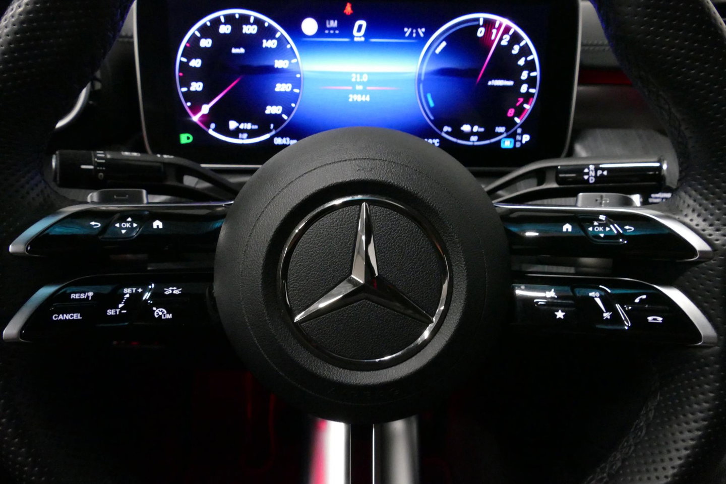 Mercedes-Benz C-Klasse 300 e AMG Line / C63s AMG Diffuser / Brabus look Grille / Panoramadak / Elektr. verstelbare voorstoelen + memory / Digital Light (Laser) / Ambienteverlichting / Stoelverwarming / Apple Carplay - Android Auto / Achteruitrijcamera / Dodehoek detectie / 20''