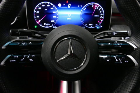 Mercedes-Benz C-Klasse 300 e AMG Line / C63s AMG Diffuser / Brabus look Grille / Panoramadak / Elektr. verstelbare voorstoelen + memory / Digital Light (Laser) / Ambienteverlichting / Stoelverwarming / Apple Carplay - Android Auto / Achteruitrijcamera / Dodehoek detectie / 20''