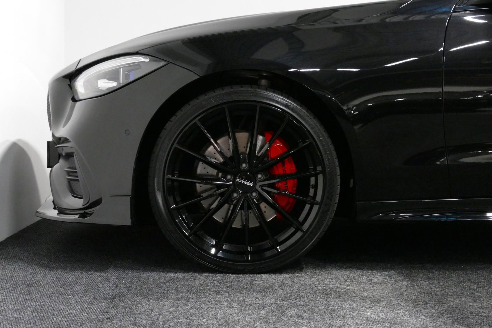 Mercedes-Benz C-Klasse 300 e AMG Line / C63s AMG Diffuser / Brabus look Grille / Panoramadak / Elektr. verstelbare voorstoelen + memory / Digital Light (Laser) / Ambienteverlichting / Stoelverwarming / Apple Carplay - Android Auto / Achteruitrijcamera / Dodehoek detectie / 20''