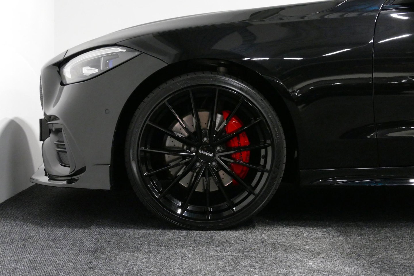 Mercedes-Benz C-Klasse 300 e AMG Line / C63s AMG Diffuser / Brabus look Grille / Panoramadak / Elektr. verstelbare voorstoelen + memory / Digital Light (Laser) / Ambienteverlichting / Stoelverwarming / Apple Carplay - Android Auto / Achteruitrijcamera / Dodehoek detectie / 20''