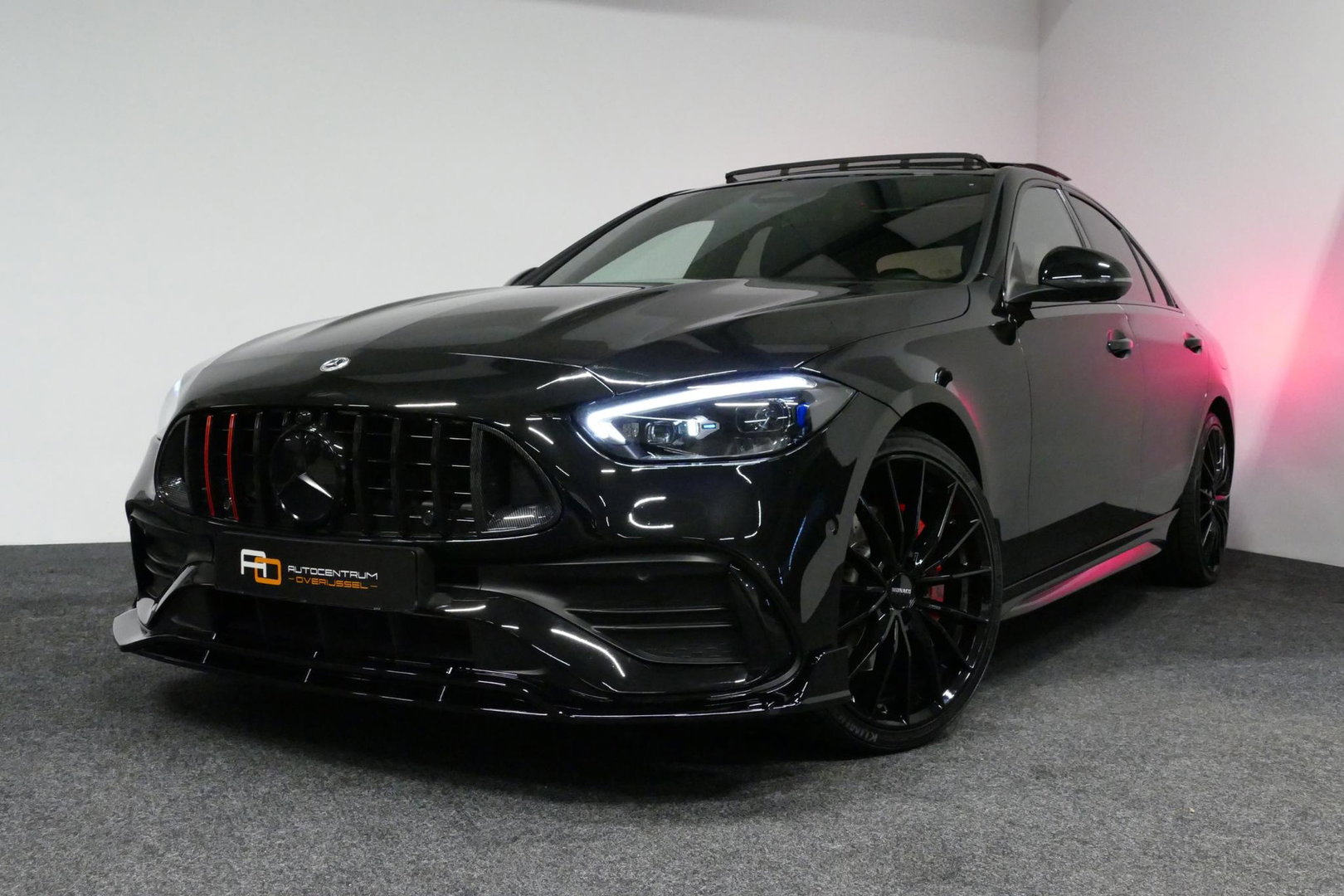Mercedes-Benz C-Klasse 300 e AMG Line / C63s AMG Diffuser / Brabus look Grille / Panoramadak / Elektr. verstelbare voorstoelen + memory / Digital Light (Laser) / Ambienteverlichting / Stoelverwarming / Apple Carplay - Android Auto / Achteruitrijcamera / Dodehoek detectie / 20''