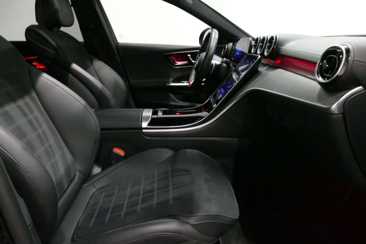 Mercedes-Benz C-Klasse 300 e AMG Line / C63s AMG Diffuser / Brabus look Grille / Panoramadak / Elektr. verstelbare voorstoelen + memory / Digital Light (Laser) / Ambienteverlichting / Stoelverwarming / Apple Carplay - Android Auto / Achteruitrijcamera / Dodehoek detectie / 20''