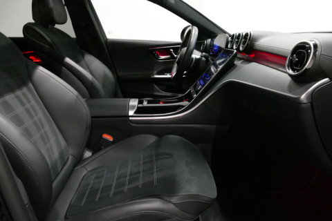 Mercedes-Benz C-Klasse 300 e AMG Line / C63s AMG Diffuser / Brabus look Grille / Panoramadak / Elektr. verstelbare voorstoelen + memory / Digital Light (Laser) / Ambienteverlichting / Stoelverwarming / Apple Carplay - Android Auto / Achteruitrijcamera / Dodehoek detectie / 20''