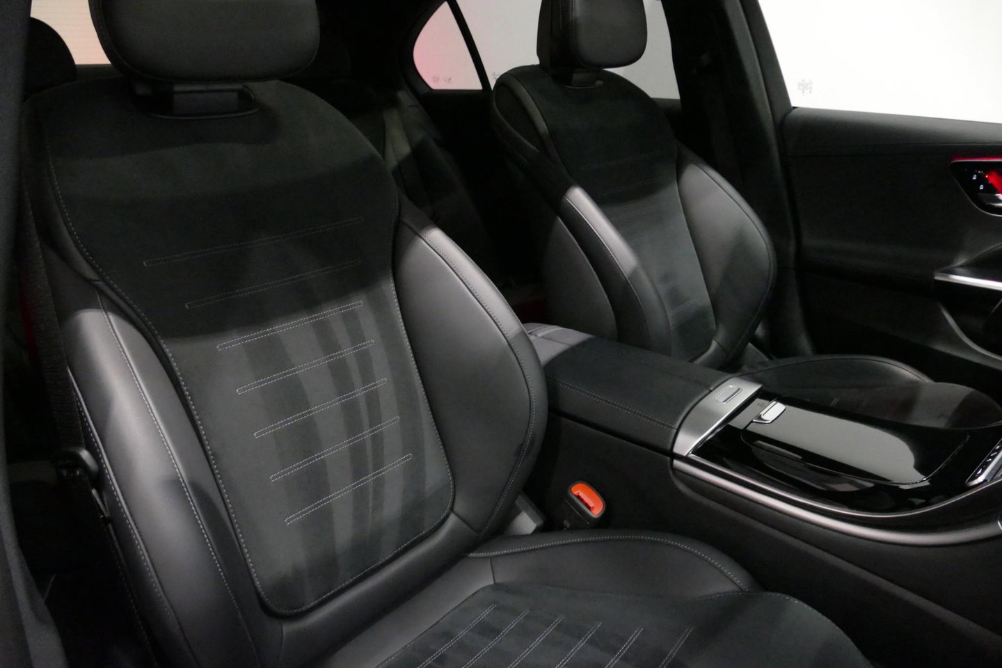 Mercedes-Benz C-Klasse 300 e AMG Line / C63s AMG Diffuser / Brabus look Grille / Panoramadak / Elektr. verstelbare voorstoelen + memory / Digital Light (Laser) / Ambienteverlichting / Stoelverwarming / Apple Carplay - Android Auto / Achteruitrijcamera / Dodehoek detectie / 20''