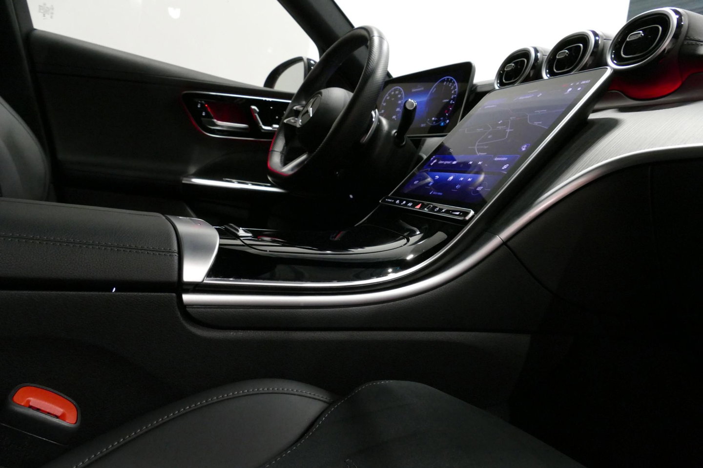 Mercedes-Benz C-Klasse 300 e AMG Line / C63s AMG Diffuser / Brabus look Grille / Panoramadak / Elektr. verstelbare voorstoelen + memory / Digital Light (Laser) / Ambienteverlichting / Stoelverwarming / Apple Carplay - Android Auto / Achteruitrijcamera / Dodehoek detectie / 20''