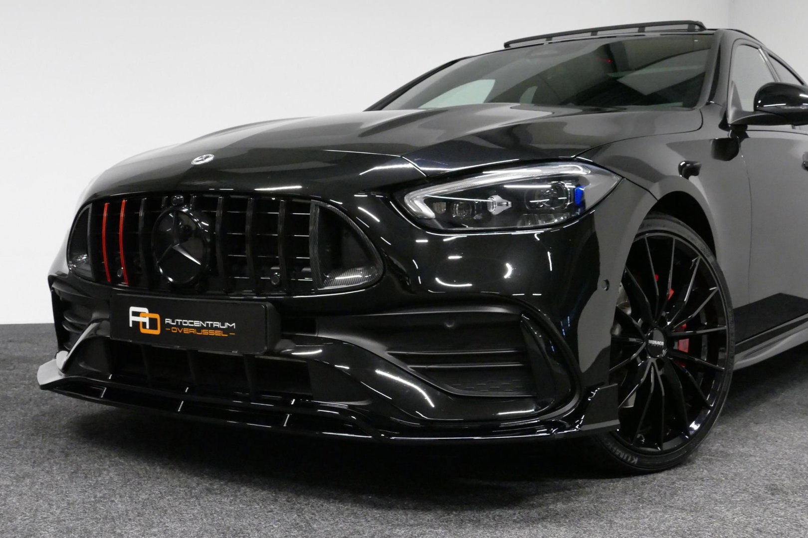 Mercedes-Benz C-Klasse 300 e AMG Line / C63s AMG Diffuser / Brabus look Grille / Panoramadak / Elektr. verstelbare voorstoelen + memory / Digital Light (Laser) / Ambienteverlichting / Stoelverwarming / Apple Carplay - Android Auto / Achteruitrijcamera / Dodehoek detectie / 20''