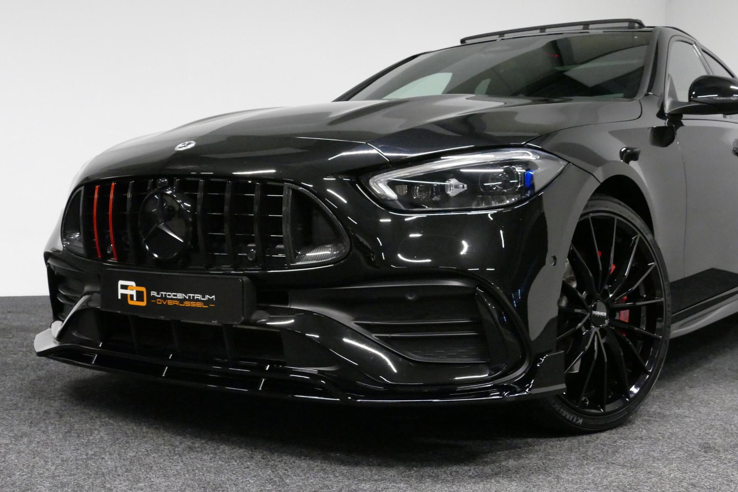 Mercedes-Benz C-Klasse 300 e AMG Line / C63s AMG Diffuser / Brabus look Grille / Panoramadak / Elektr. verstelbare voorstoelen + memory / Digital Light (Laser) / Ambienteverlichting / Stoelverwarming / Apple Carplay - Android Auto / Achteruitrijcamera / Dodehoek detectie / 20''