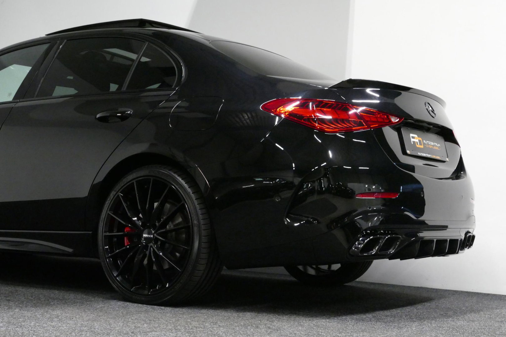 Mercedes-Benz C-Klasse 300 e AMG Line / C63s AMG Diffuser / Brabus look Grille / Panoramadak / Elektr. verstelbare voorstoelen + memory / Digital Light (Laser) / Ambienteverlichting / Stoelverwarming / Apple Carplay - Android Auto / Achteruitrijcamera / Dodehoek detectie / 20''