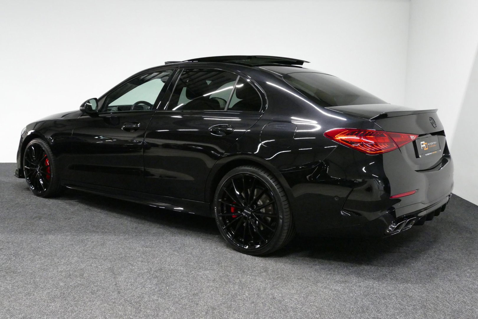 Mercedes-Benz C-Klasse 300 e AMG Line / C63s AMG Diffuser / Brabus look Grille / Panoramadak / Elektr. verstelbare voorstoelen + memory / Digital Light (Laser) / Ambienteverlichting / Stoelverwarming / Apple Carplay - Android Auto / Achteruitrijcamera / Dodehoek detectie / 20''