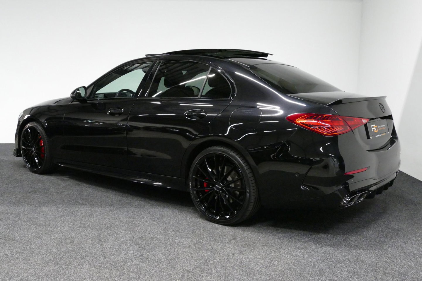 Mercedes-Benz C-Klasse 300 e AMG Line / C63s AMG Diffuser / Brabus look Grille / Panoramadak / Elektr. verstelbare voorstoelen + memory / Digital Light (Laser) / Ambienteverlichting / Stoelverwarming / Apple Carplay - Android Auto / Achteruitrijcamera / Dodehoek detectie / 20''