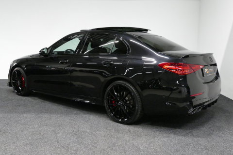 Mercedes-Benz C-Klasse 300 e AMG Line / C63s AMG Diffuser / Brabus look Grille / Panoramadak / Elektr. verstelbare voorstoelen + memory / Digital Light (Laser) / Ambienteverlichting / Stoelverwarming / Apple Carplay - Android Auto / Achteruitrijcamera / Dodehoek detectie / 20''