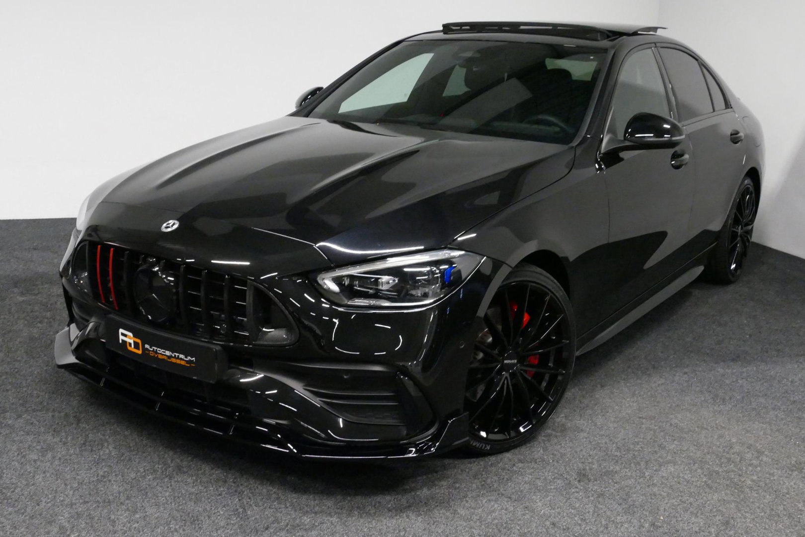Mercedes-Benz C-Klasse 300 e AMG Line / C63s AMG Diffuser / Brabus look Grille / Panoramadak / Elektr. verstelbare voorstoelen + memory / Digital Light (Laser) / Ambienteverlichting / Stoelverwarming / Apple Carplay - Android Auto / Achteruitrijcamera / Dodehoek detectie / 20''