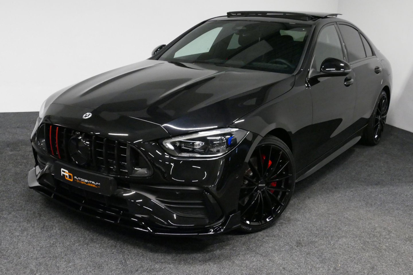 Mercedes-Benz C-Klasse 300 e AMG Line / C63s AMG Diffuser / Brabus look Grille / Panoramadak / Elektr. verstelbare voorstoelen + memory / Digital Light (Laser) / Ambienteverlichting / Stoelverwarming / Apple Carplay - Android Auto / Achteruitrijcamera / Dodehoek detectie / 20''